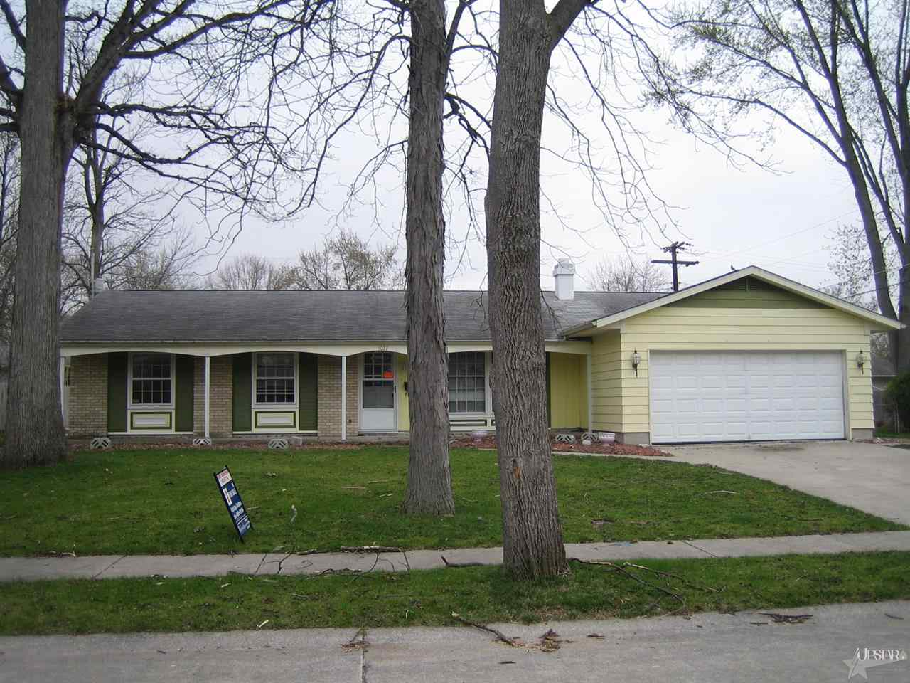 1027 Crestway Dr, Fort Wayne, IN 46819 photo 1