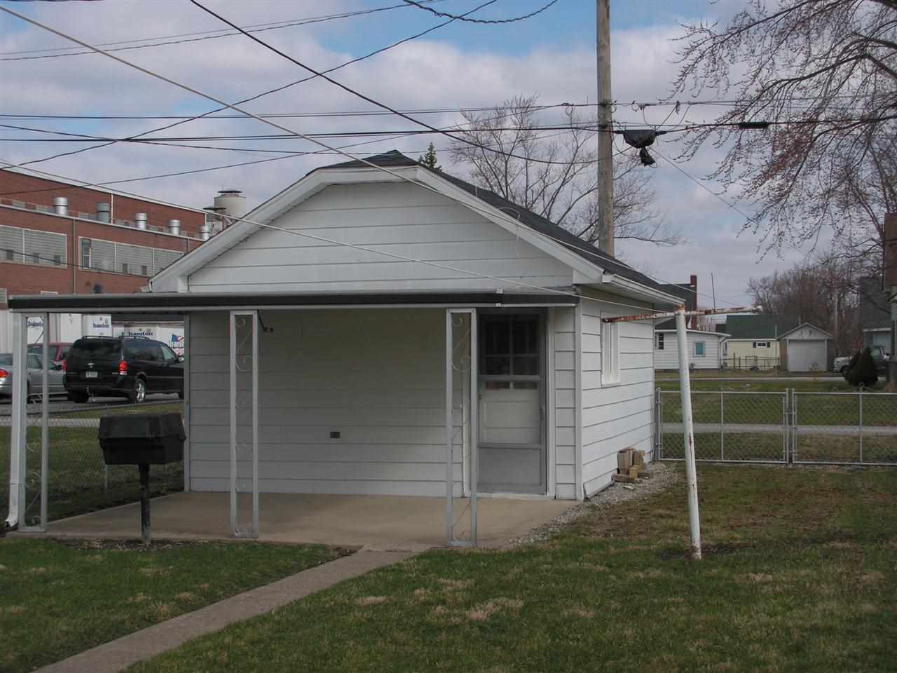 105 E S G St, Gas City, IN 46933 photo 3