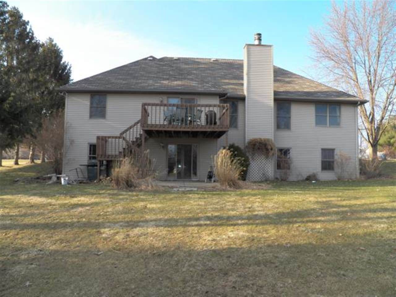 611 Wayne St, Middlebury, IN 46540 photo 2