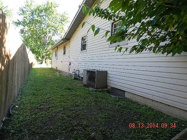 2107 E Jefferson St, Warsaw, IN 46580 photo 4