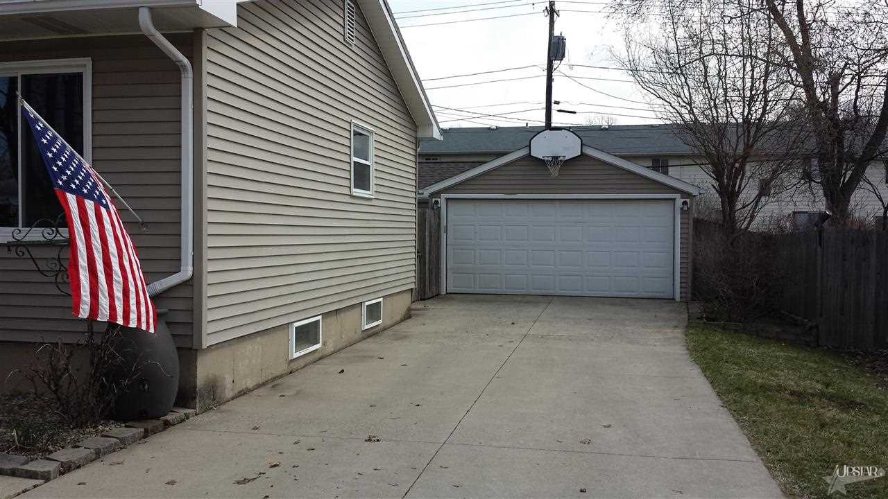 5330 Riviera Dr, Fort Wayne, IN 46825 photo 3