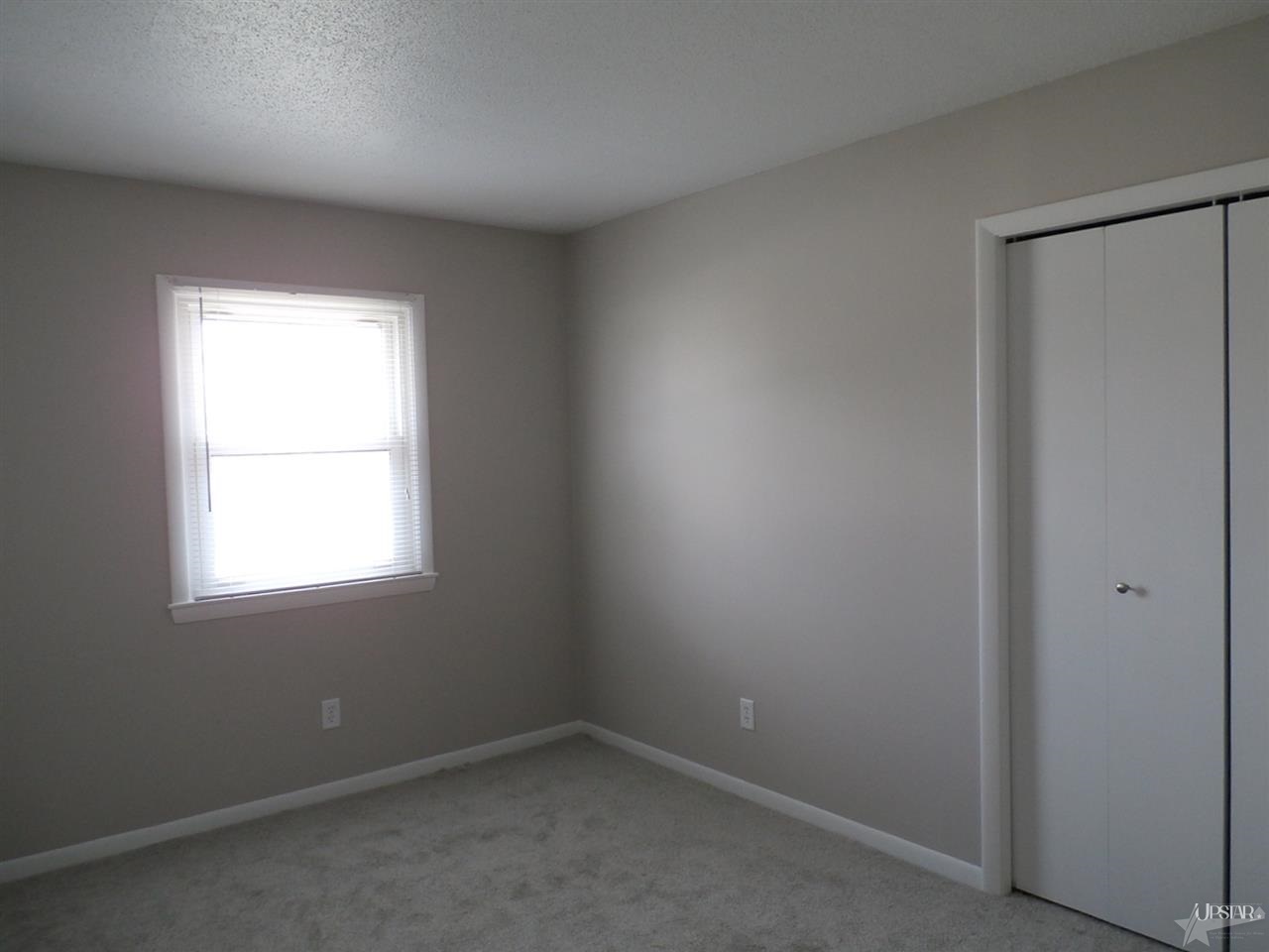 2916 Shalimar Cir, Fort Wayne, IN 46808 photo 2