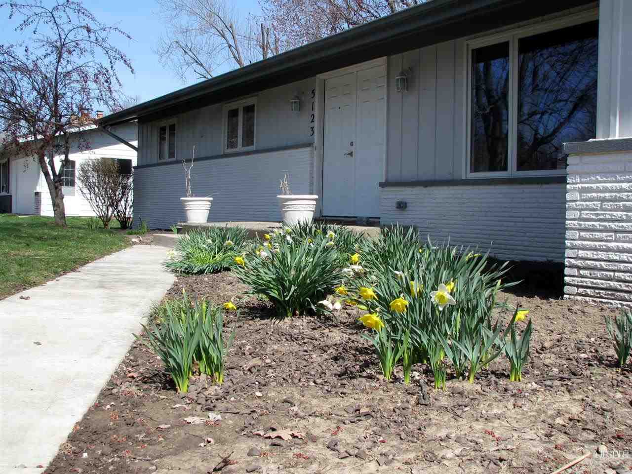 5123 Ione Dr, Fort Wayne, IN 46835 photo 2
