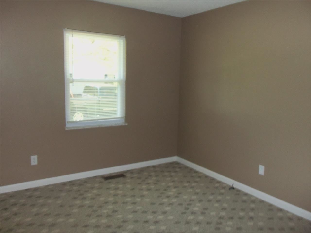 204 W Maple St, Washington, IN 47501 photo 10
