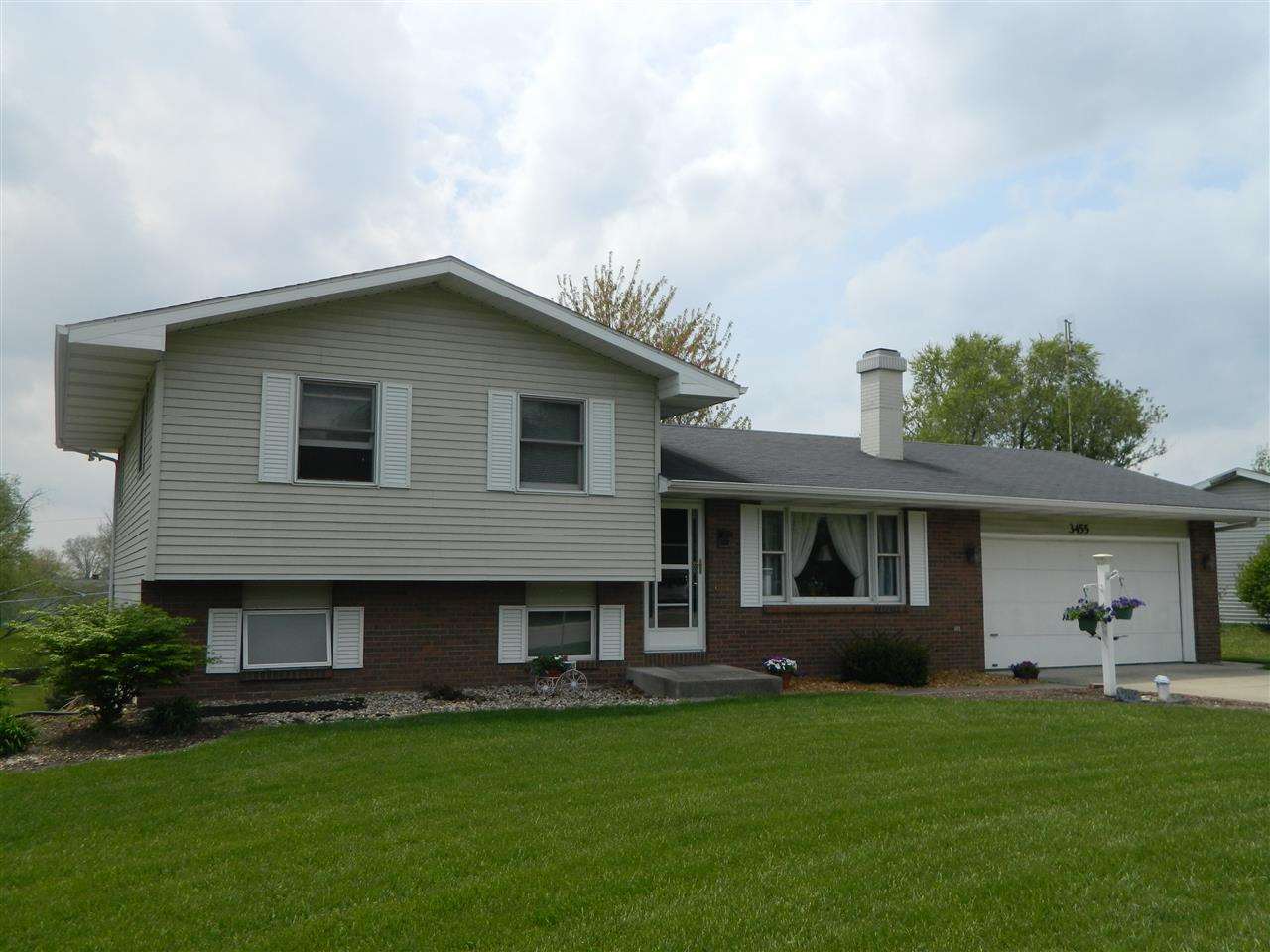 3455 East Ridge Dr, Warsaw, IN 46582 photo 1