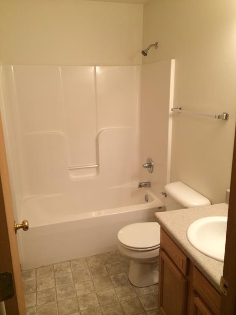 208 Glory Ave, Kendallville, IN 46755 photo 10