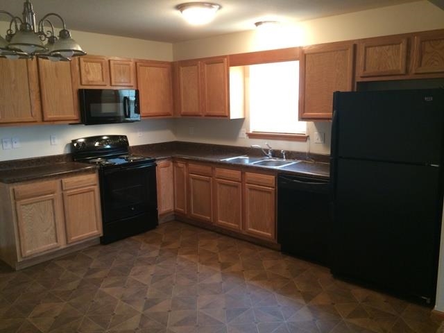 208 Glory Ave, Kendallville, IN 46755 photo 4