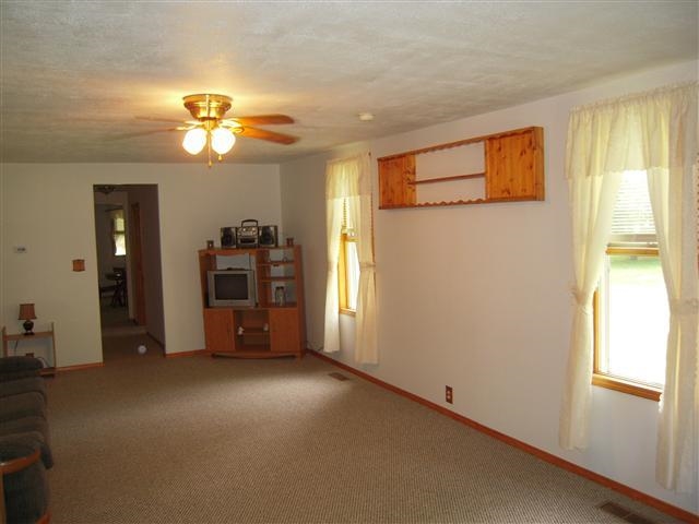 8981 E North St, Frankfort, IN 46041 photo 4