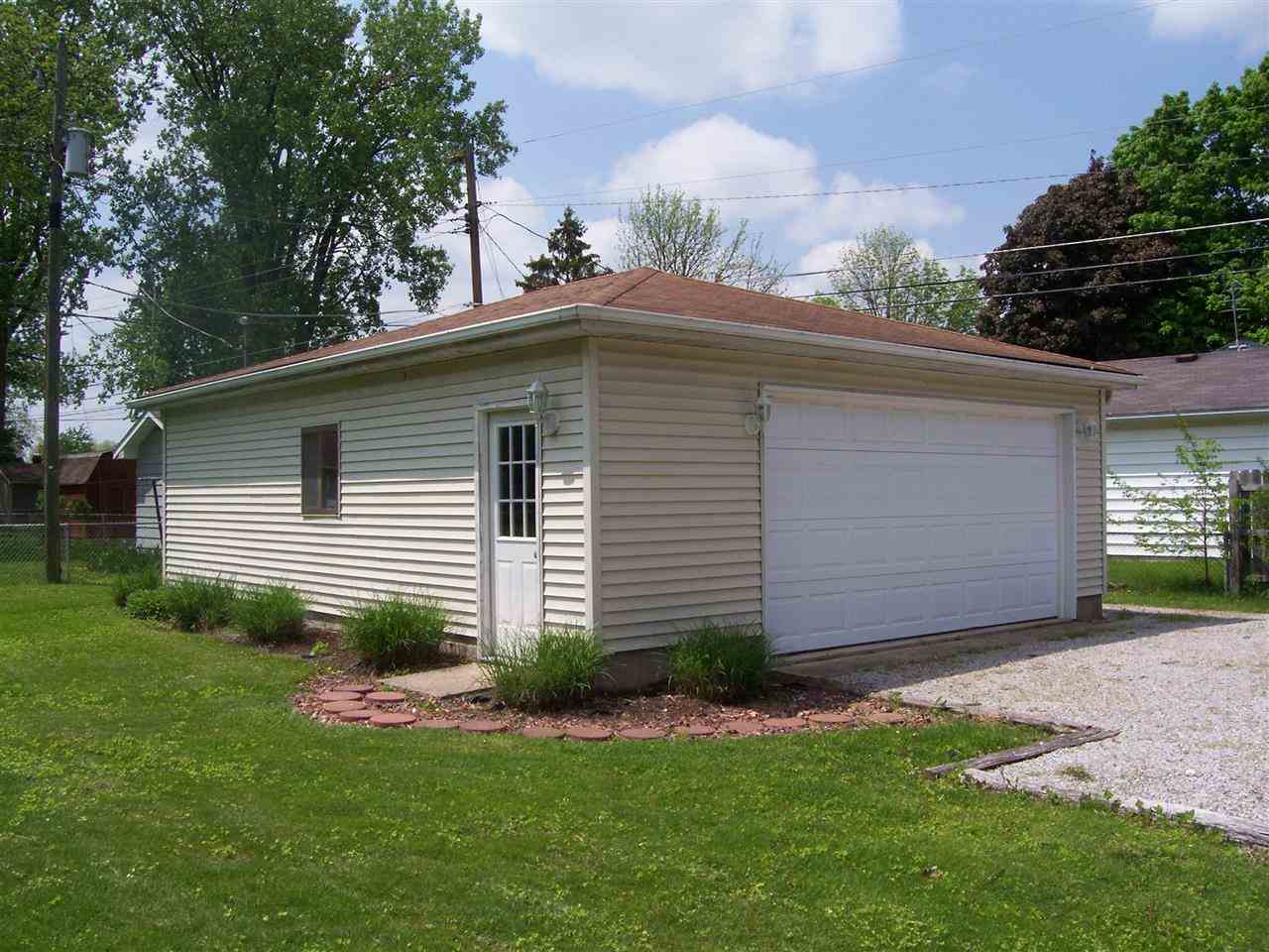 3908 Elmcrest Dr, Fort Wayne, IN 46809 photo 2