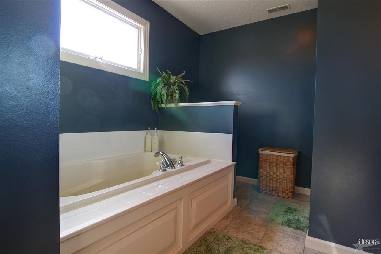 8410 Forsythia Ct, Fort Wayne, IN 46818 photo 16
