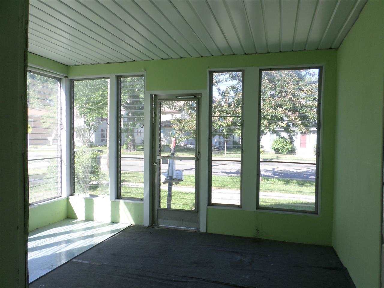113 N Huntington St, Syracuse, IN 46567 photo 2