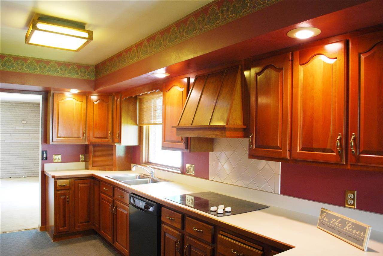 55897 Riverdale Dr, Elkhart, IN 46514 photo 2