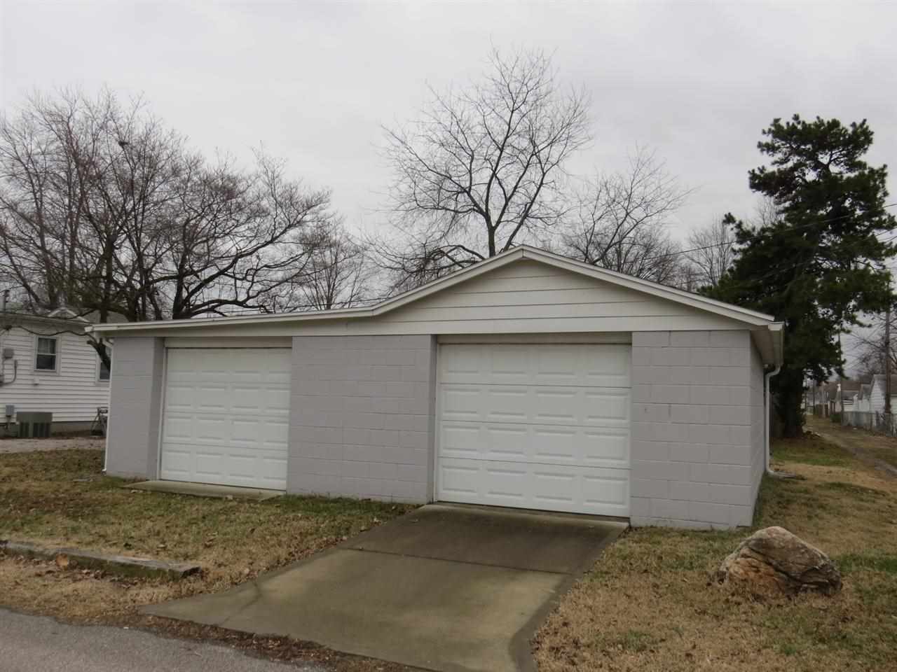 924 N Spring St, Evansville, IN 47711 photo 2