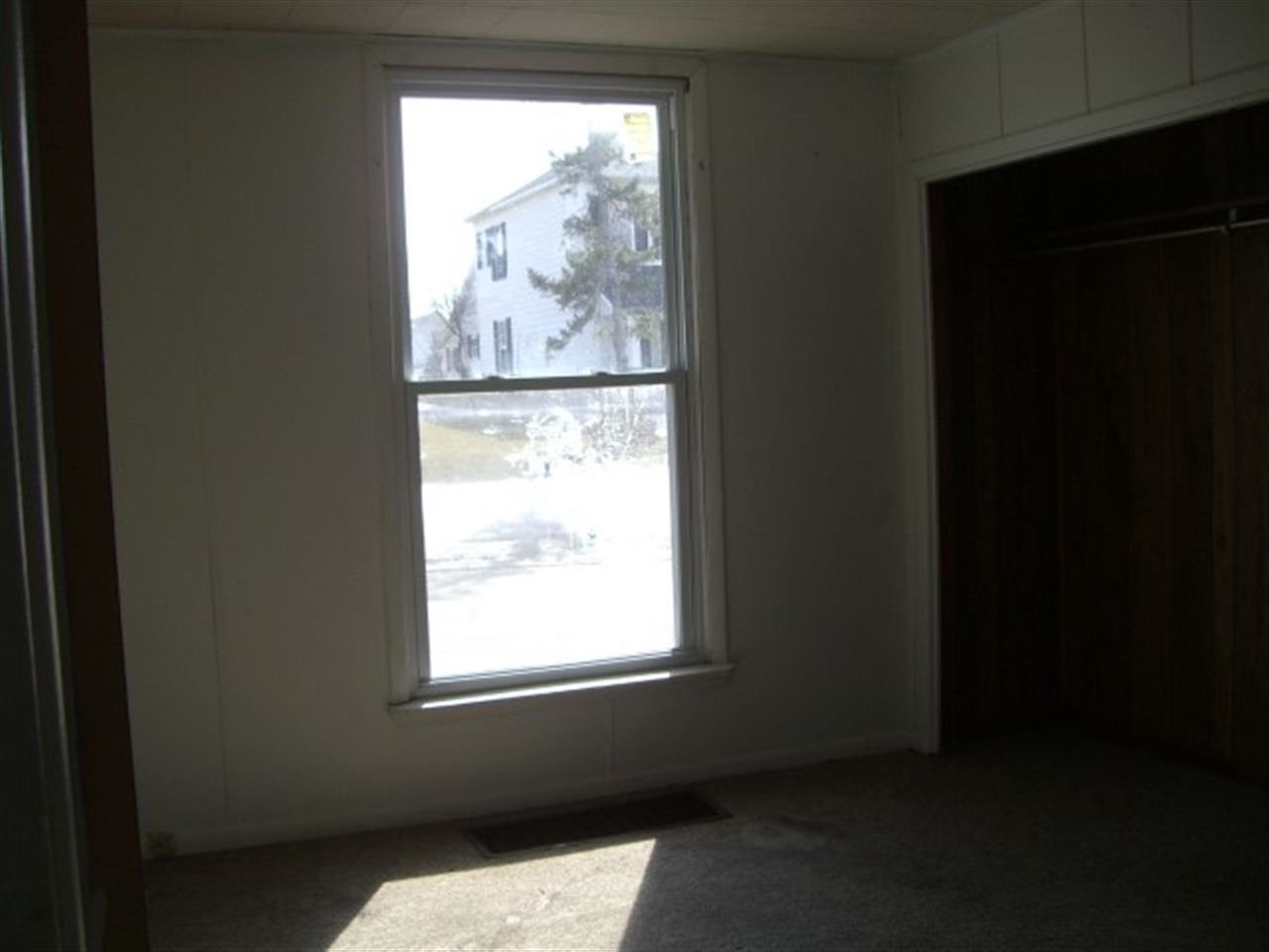 321 E Bradford St, Marion, IN 46952 photo 3