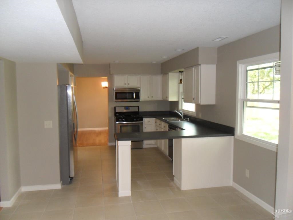 5019 Cloverbrook Dr, Fort Wayne, IN 46806 photo 3