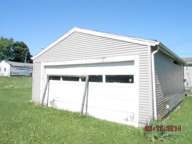 826 N Plum St, Albany, IN 47320 photo 10