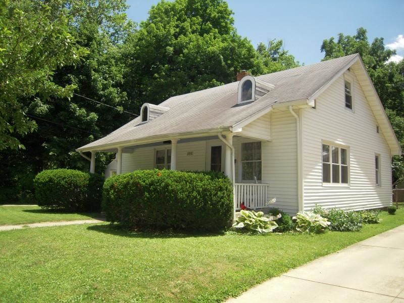 253 E Armstrong St, Frankfort, IN 46041 photo 2