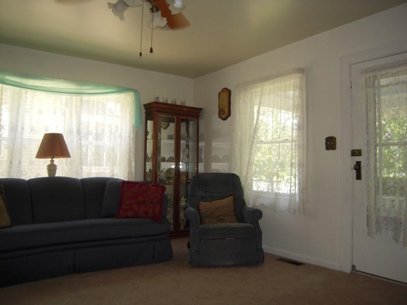 253 E Armstrong St, Frankfort, IN 46041 photo 5