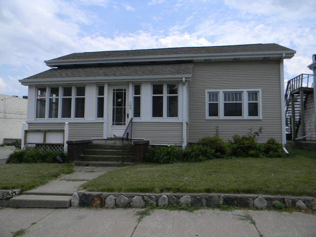 104 E Wayne St, Lagrange, IN 46761 photo 1