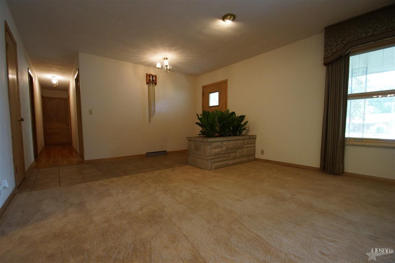 1241 Pinehurst Dr, Fort Wayne, IN 46815 photo 2