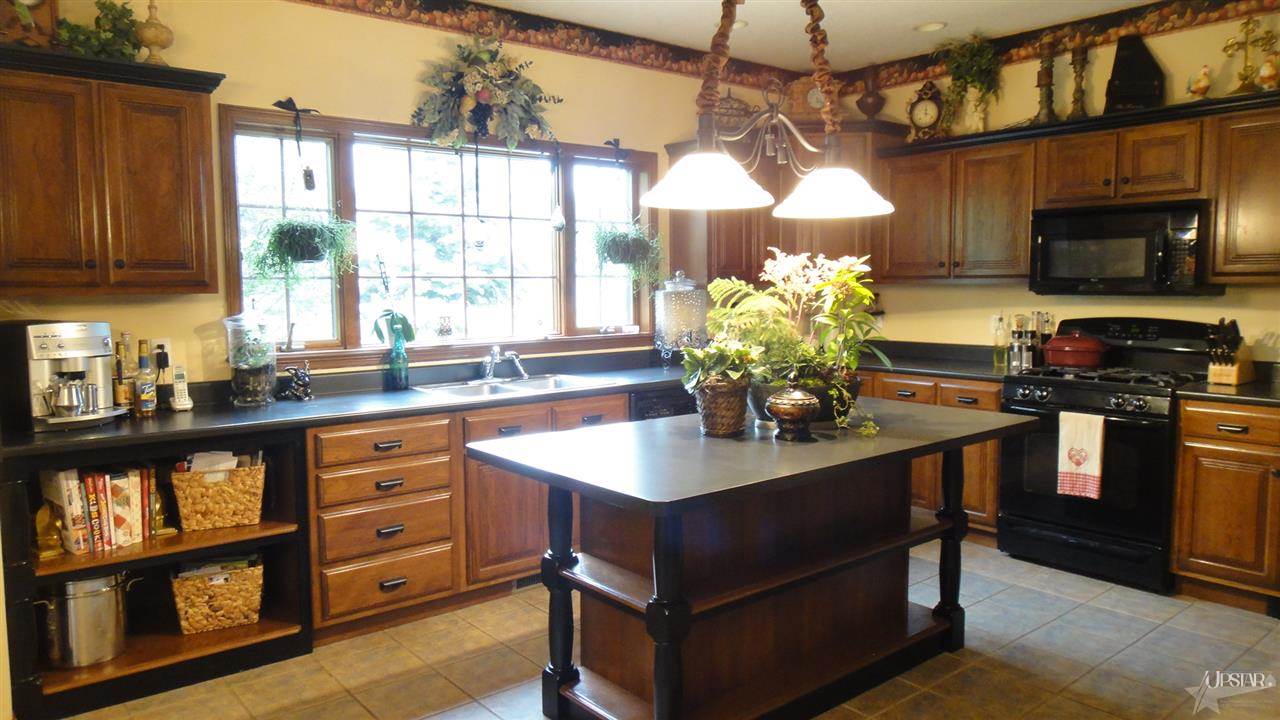 1555 Shorewood Dr, Berne, IN 46711 photo 9
