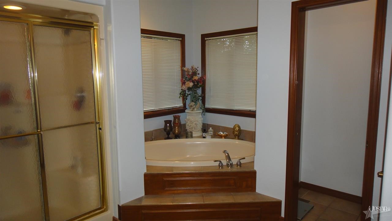 1555 Shorewood Dr, Berne, IN 46711 photo 17