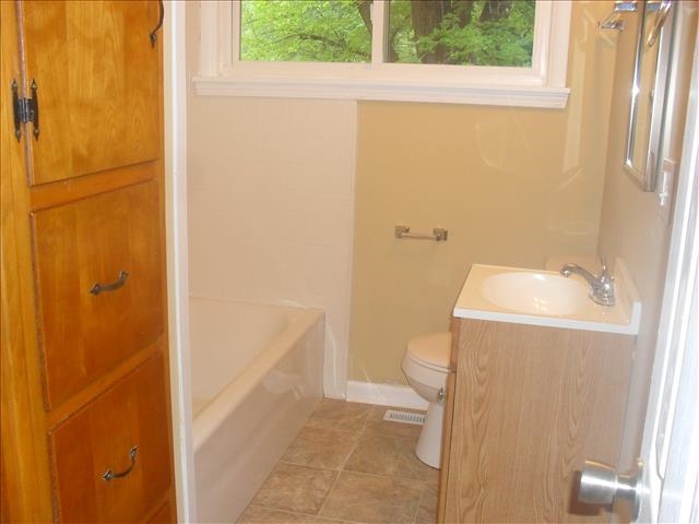 523 E Madison Ave, Chandler, IN 47610 photo 8