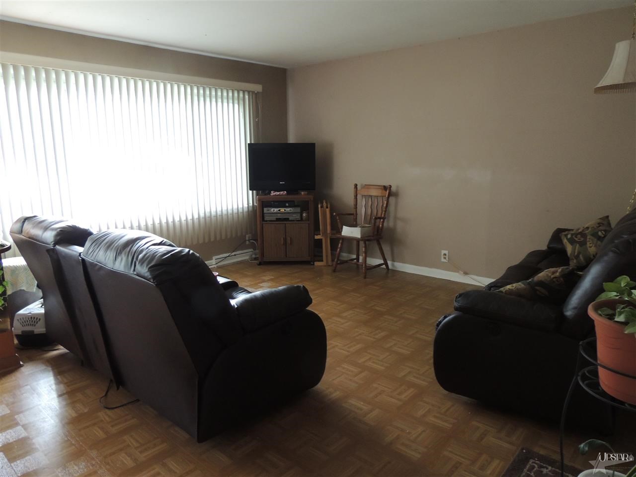 2910 Castle Dr, Fort Wayne, IN 46816 photo 2