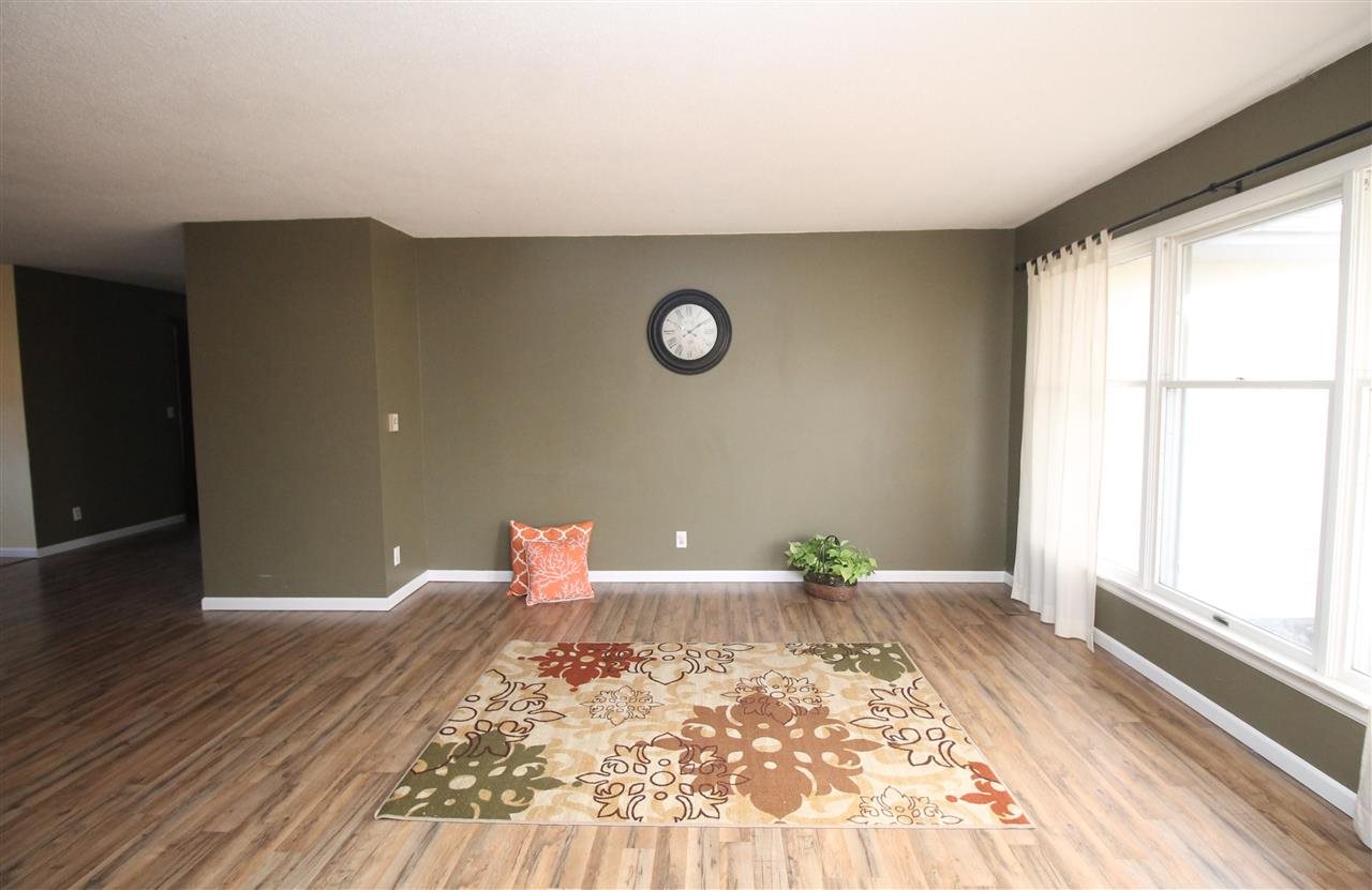 105 E Bragg Ave, Upland, IN 46989 photo 2