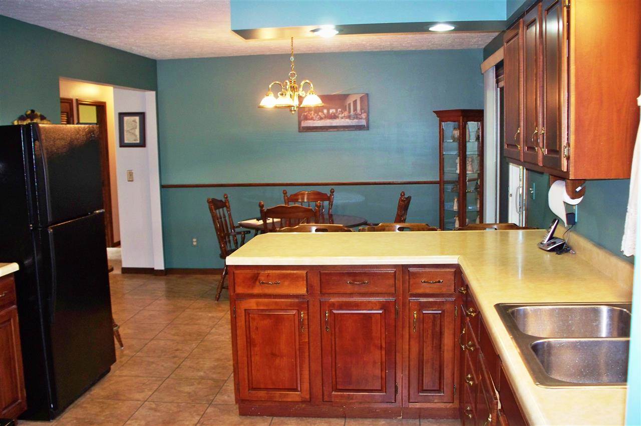2049 N Shamrock Ln, Jasper, IN 47546 photo 4