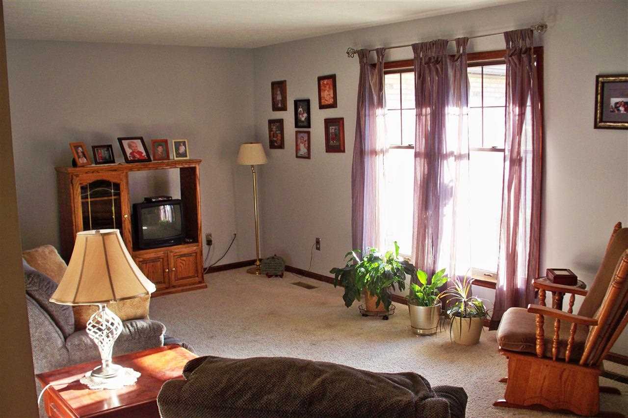 2049 N Shamrock Ln, Jasper, IN 47546 photo 2