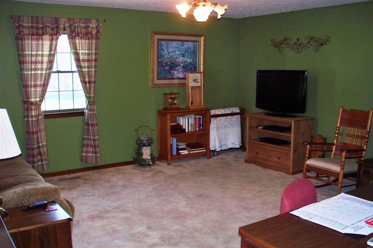 2049 N Shamrock Ln, Jasper, IN 47546 photo 5