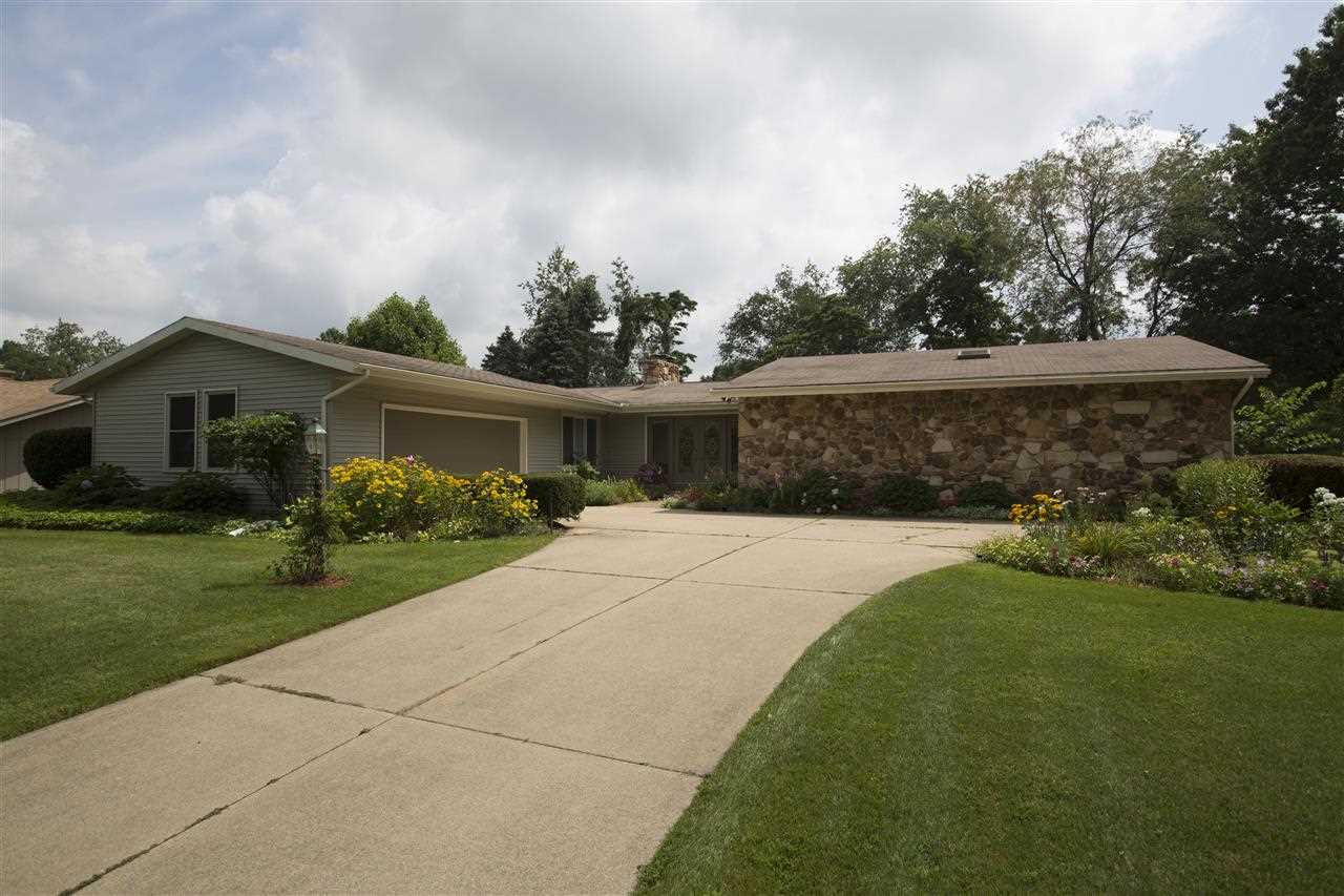 16774 Hampton Dr, Granger, IN 46530 photo 2