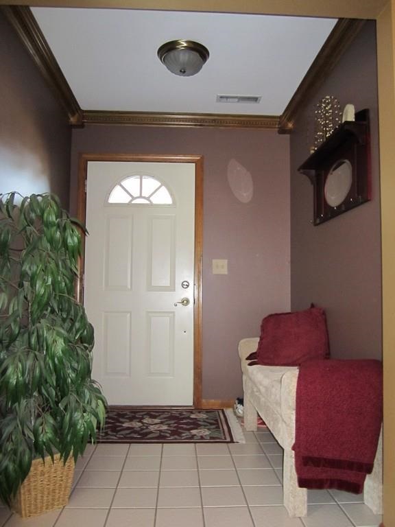 1402 Elm St, Auburn, IN 46706 photo 2