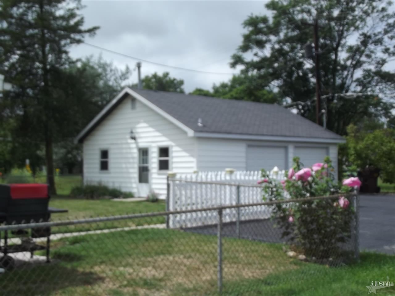 414 W Whitley St, Churubusco, IN 46723 photo 2