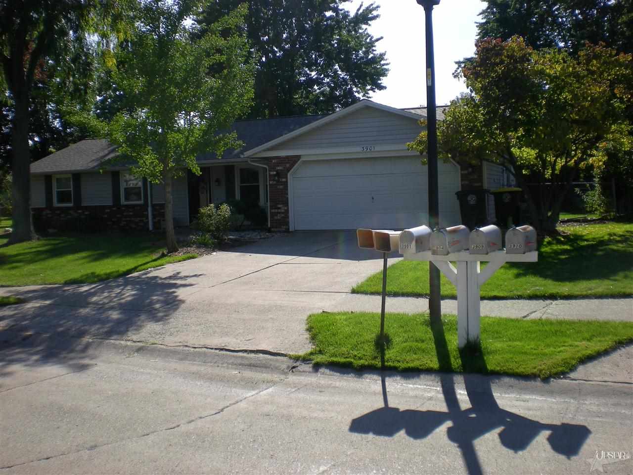 3901 Oakhurst Dr, Fort Wayne, IN 46815 photo 2