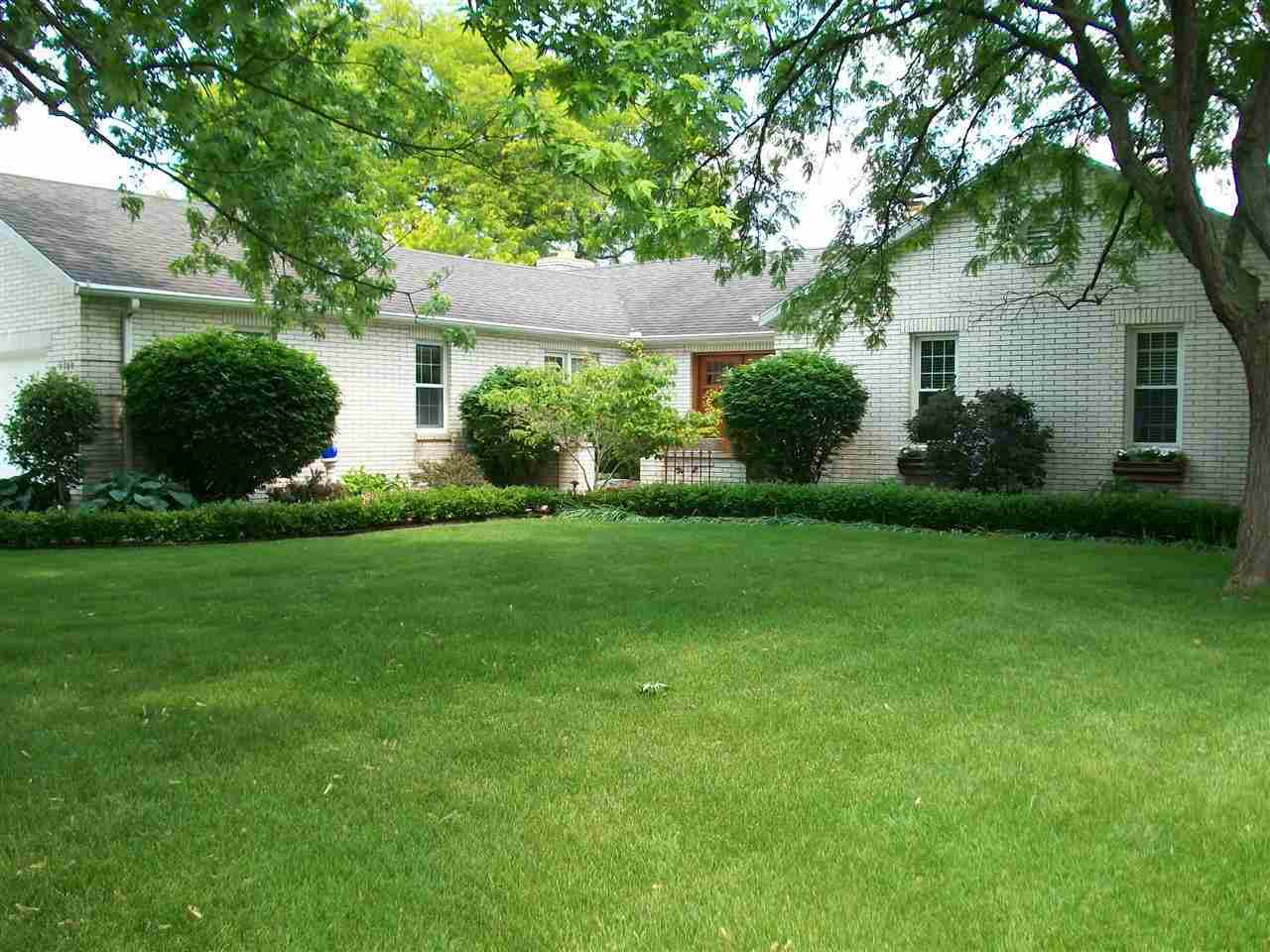 1722 E Lake Dr W, Elkhart, IN 46514 photo 1