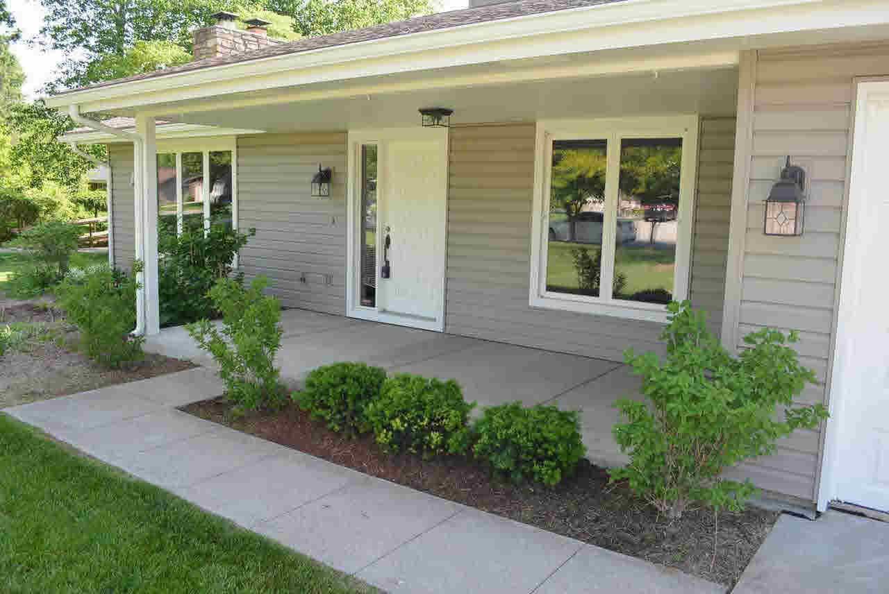 2916 S Scott Dr, Yorktown, IN 47396 photo 2