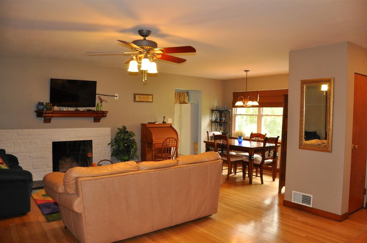 404 E Buena Vista Rd, Evansville, IN 47711 photo 3