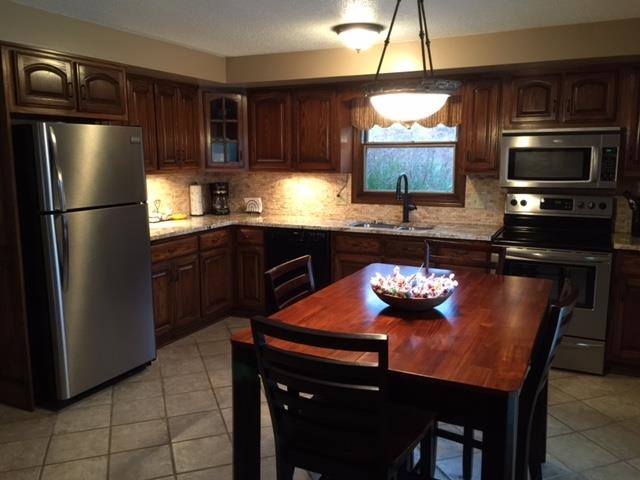 907 Sherwood Dr, Bluffton, IN 46714 photo 3