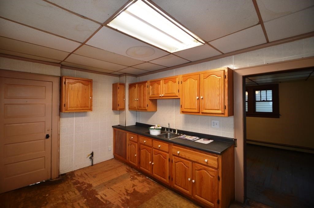 334 N State St, Kendallville, IN 46755 photo 5