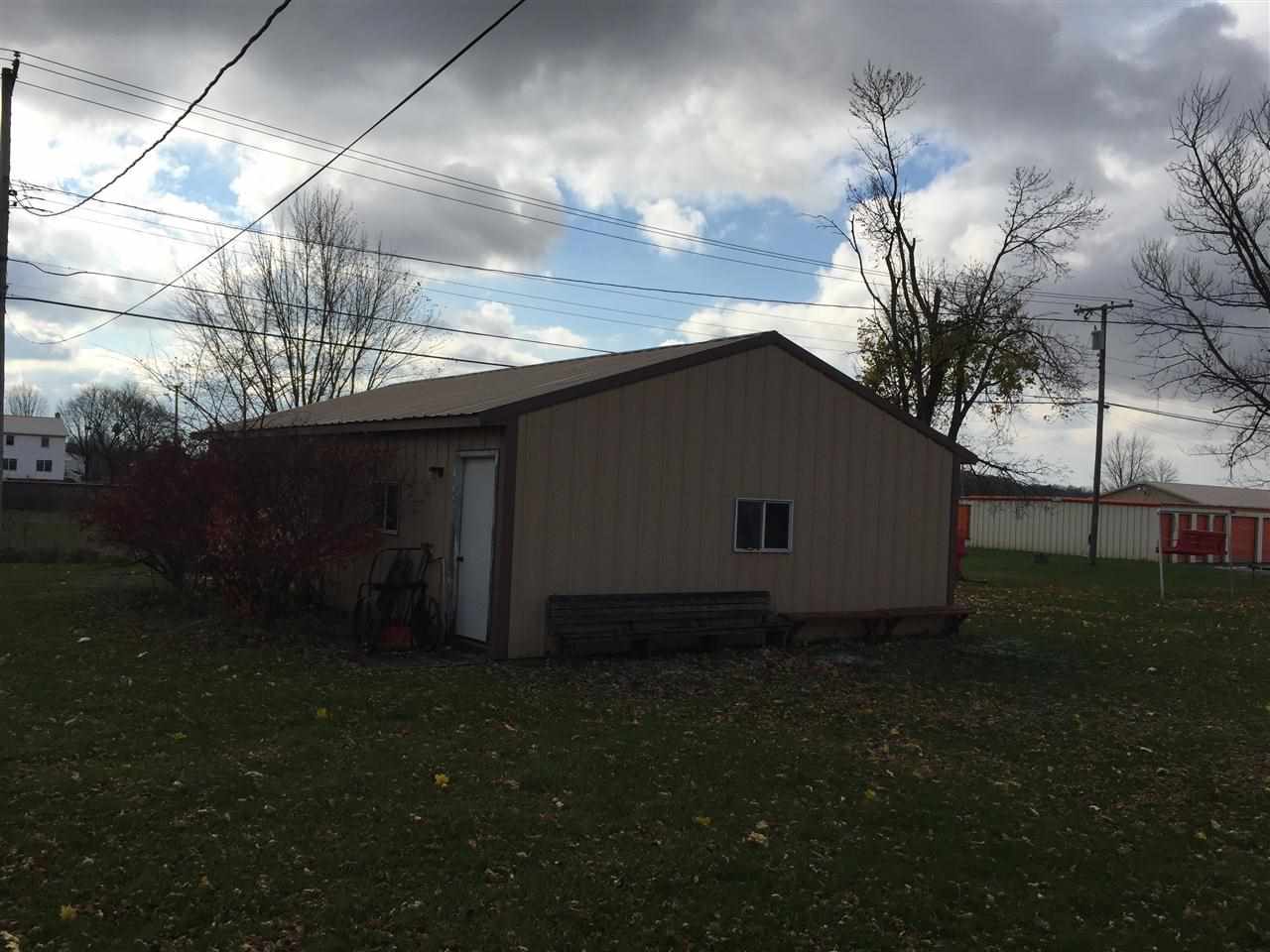 953 W Market St, Nappanee, IN 46550 photo 2