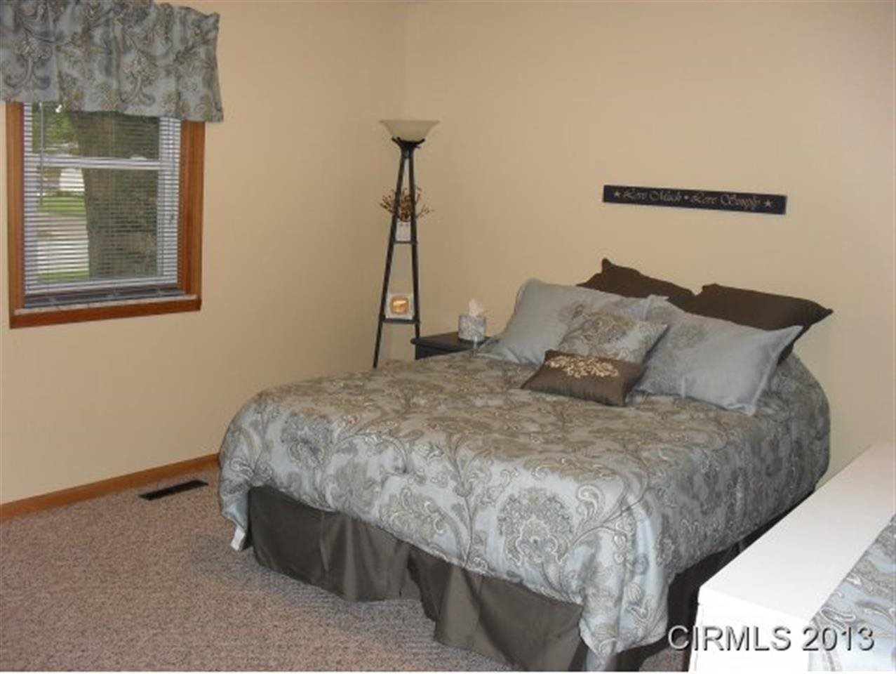 402 Kentwood Dr, Frankfort, IN 46041 photo 5