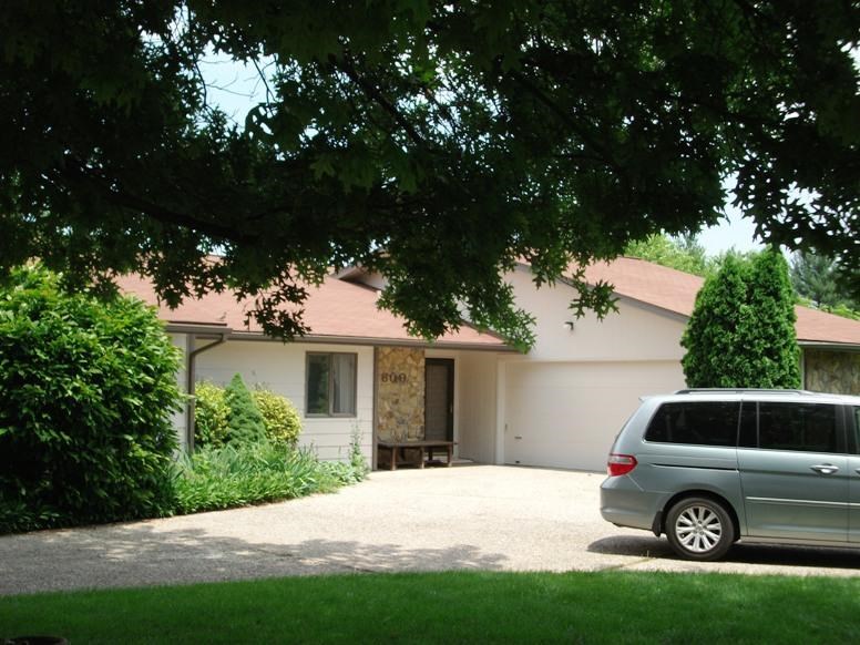 600 W Soutar Dr, Bloomington, IN 47403 photo 1