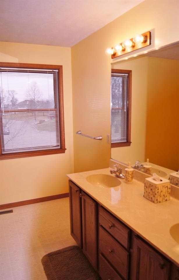 3249 N Ashford Ct, Warsaw, IN 46582 photo 11