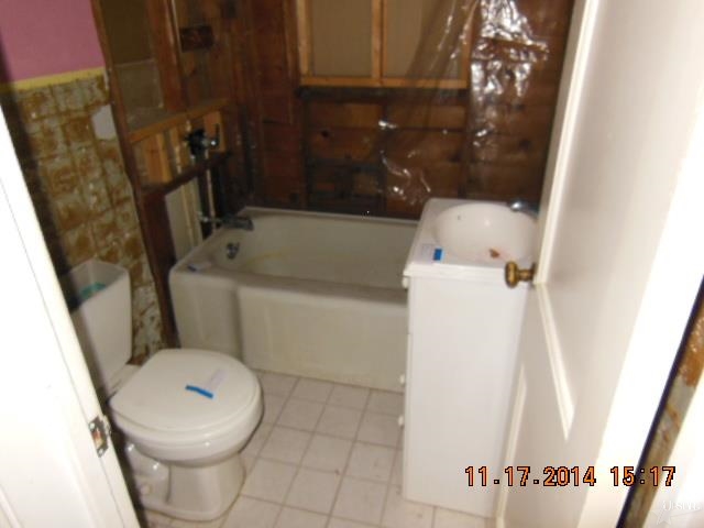 206 W Berry St, Middlebury, IN 46540 photo 3