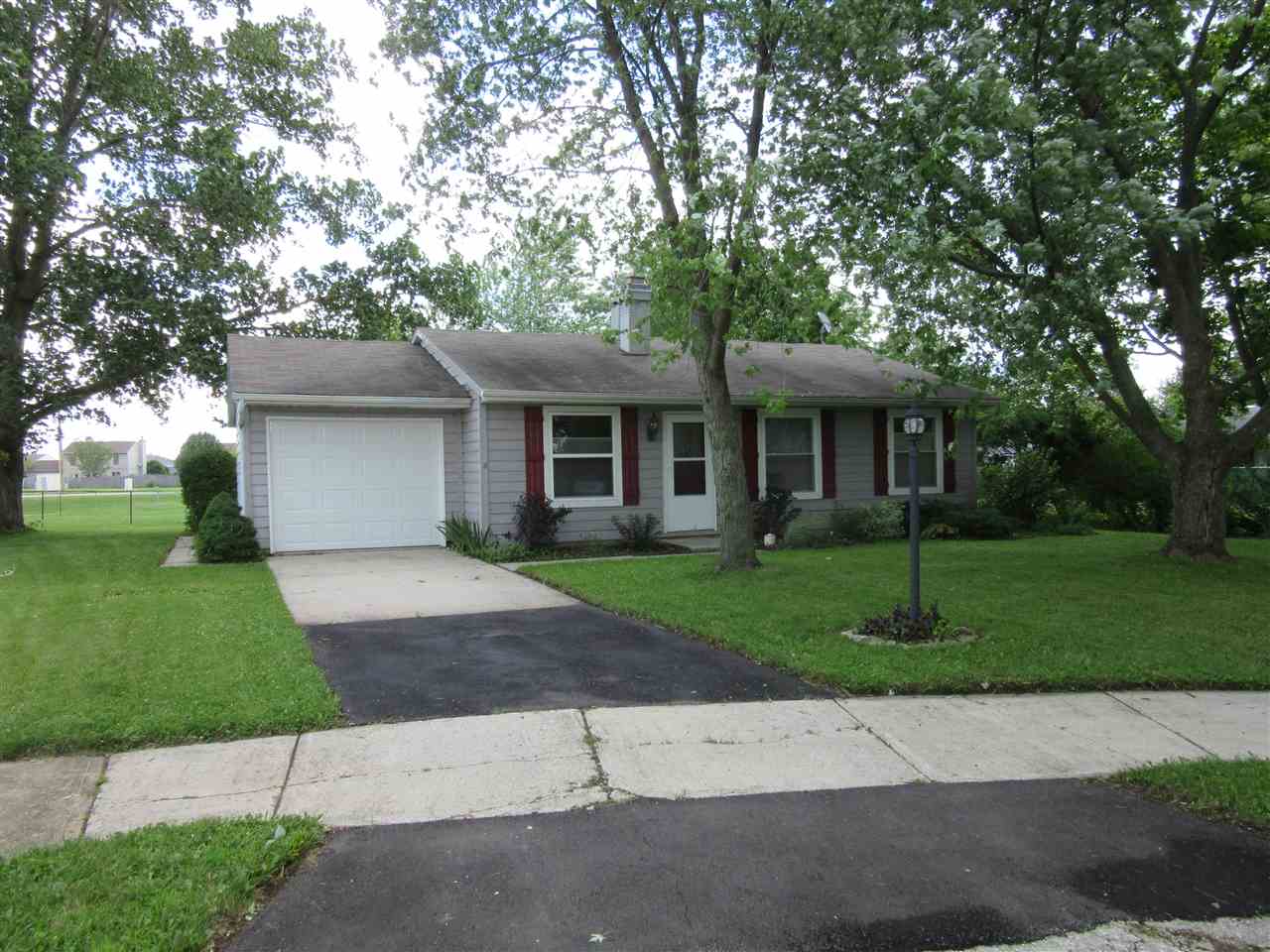 916 Rockcliff Ct, Fort Wayne, IN 46819 photo 1
