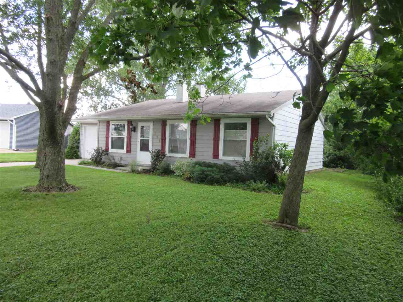 916 Rockcliff Ct, Fort Wayne, IN 46819 photo 2