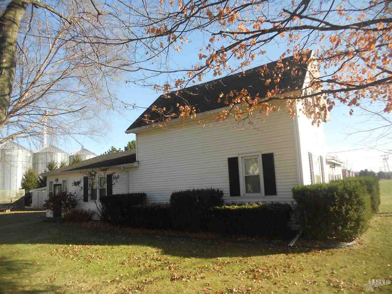 500 E Wabash Ave, Wakarusa, IN 46573 photo 1