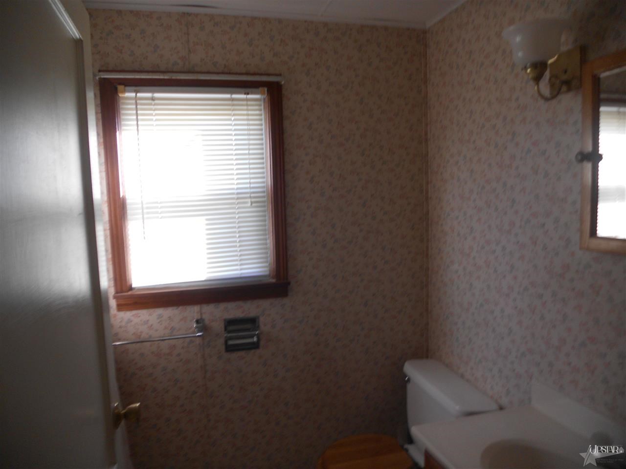 500 E Wabash Ave, Wakarusa, IN 46573 photo 4